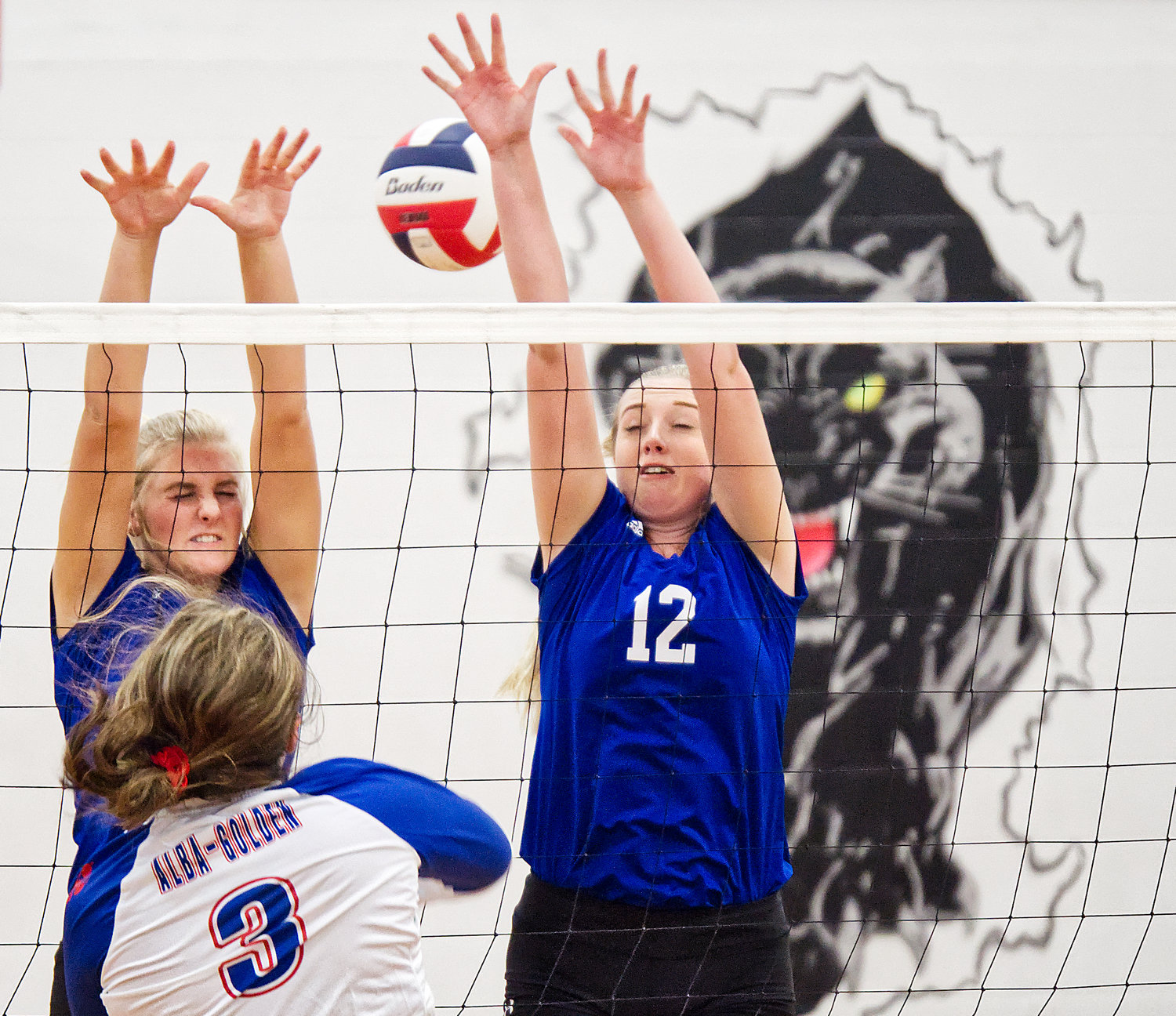 Kalli Wright of Alba-Golden splits the difference between Quitman blockers Julia Simpkins, left, and Maddy Whitehurst.